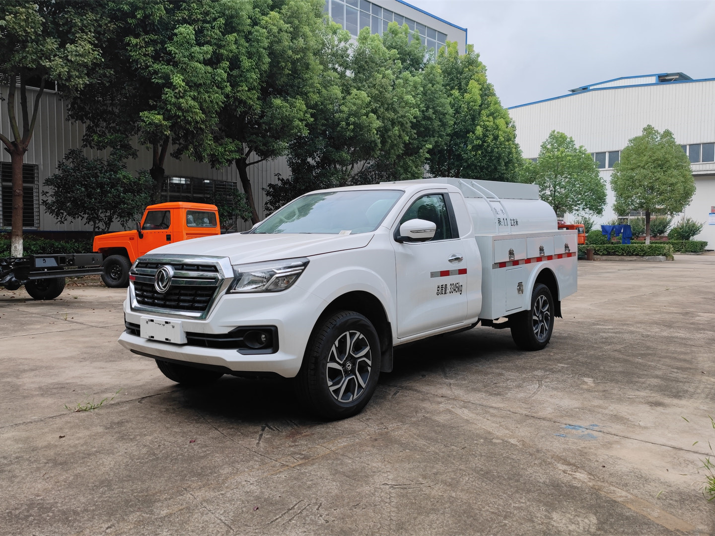 1.2吨四驱单排洒水车